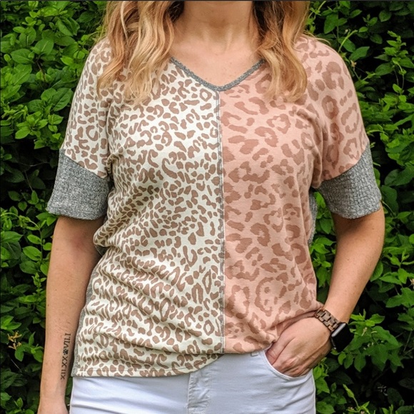 V-Neck Animal Print Top - brand new! Size Large - Picture 4 of 4